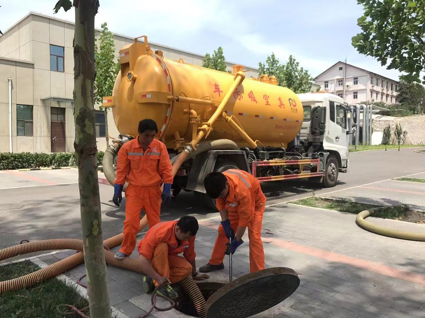 全椒管道疏通车停在窨井附近